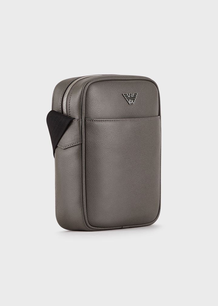 Bolso bandolera de piel graneada con logotipo metálico Bolso bandolera de piel graneada con logotipo metálico