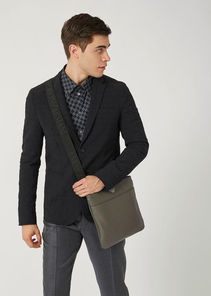 Bolso plano de piel graneada con bandolera con logotipo Bolso plano de piel graneada con bandolera con logotipo