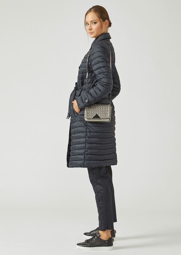 Minibolso bandolera con parte frontal pespunteada y cierre triangular Minibolso bandolera con parte frontal pespunteada y cierre triangular