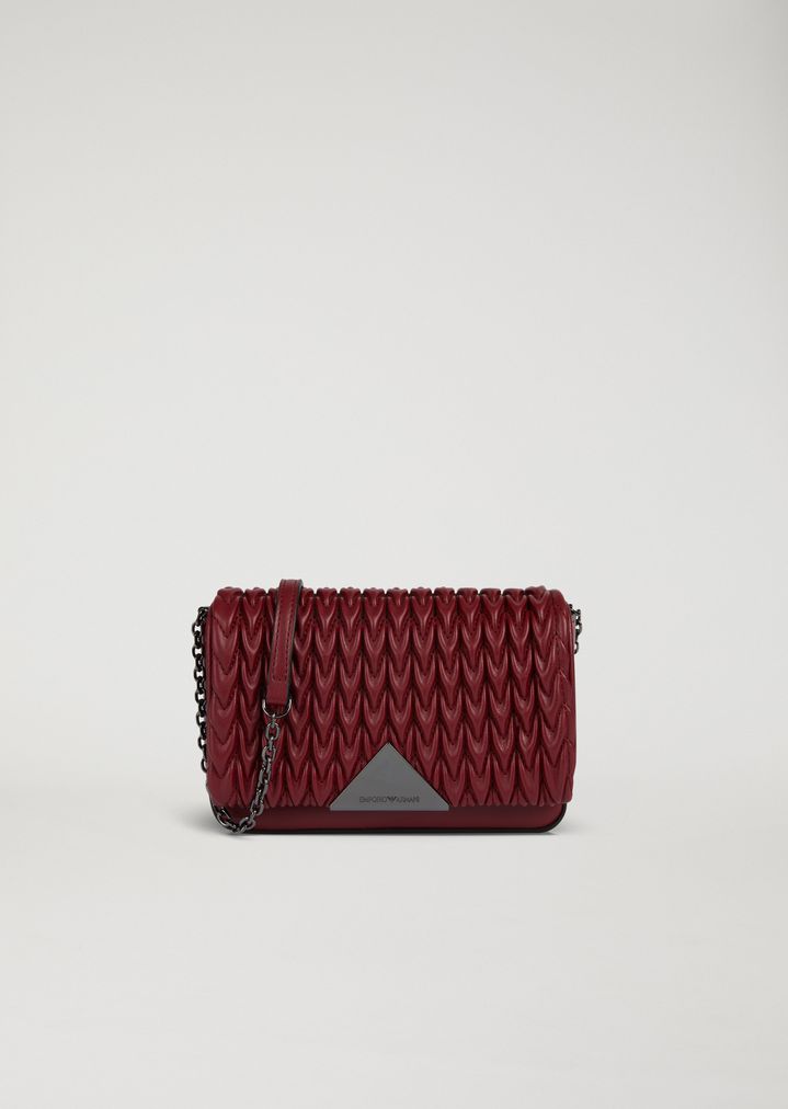 Minibolso bandolera con parte frontal pespunteada y cierre triangular Minibolso bandolera con parte frontal pespunteada y cierre triangular