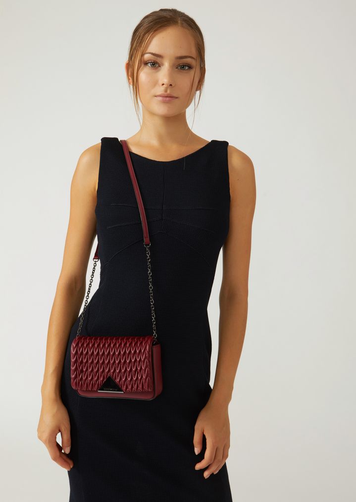 Minibolso bandolera con parte frontal pespunteada y cierre triangular Minibolso bandolera con parte frontal pespunteada y cierre triangular