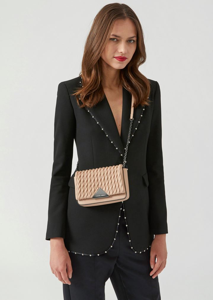 Minibolso bandolera con parte frontal pespunteada y cierre triangular Minibolso bandolera con parte frontal pespunteada y cierre triangular