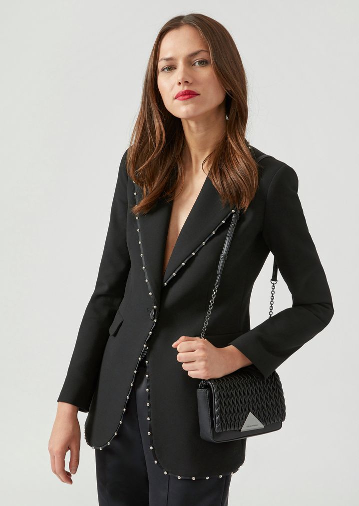 Minibolso bandolera con parte frontal pespunteada y cierre triangular Minibolso bandolera con parte frontal pespunteada y cierre triangular