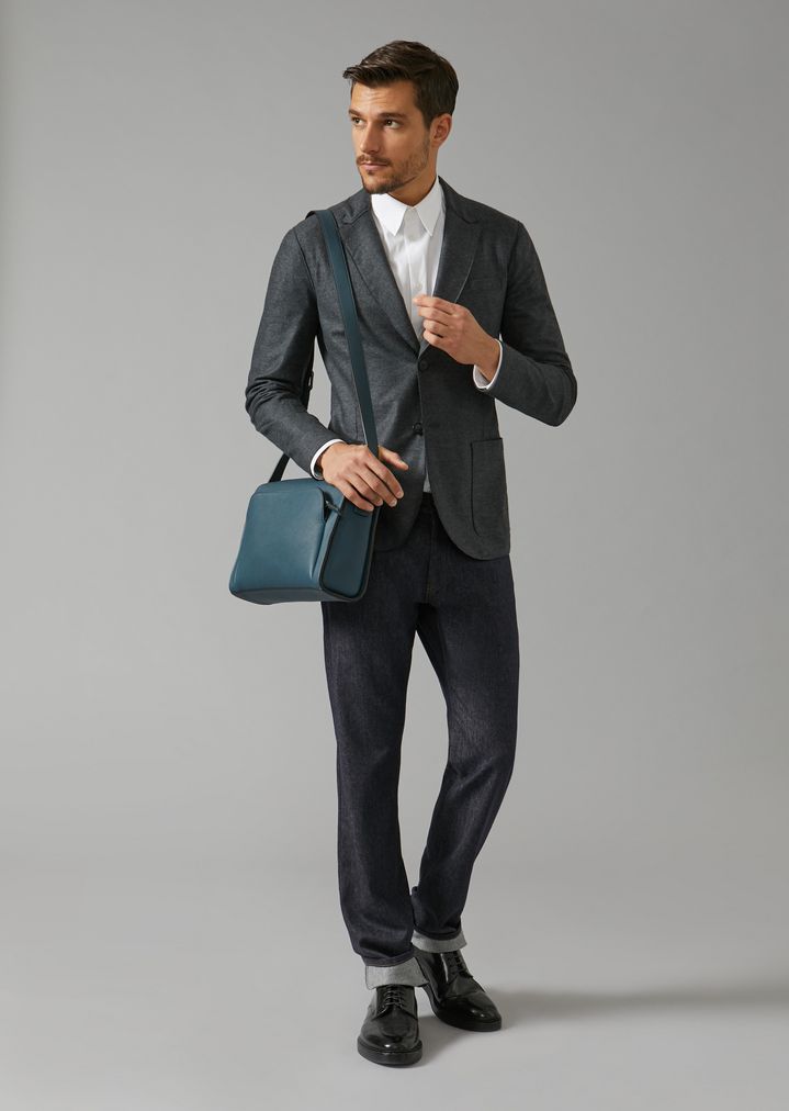 Bolso reporter de piel graneada con bandolera Bolso reporter de piel graneada con bandolera