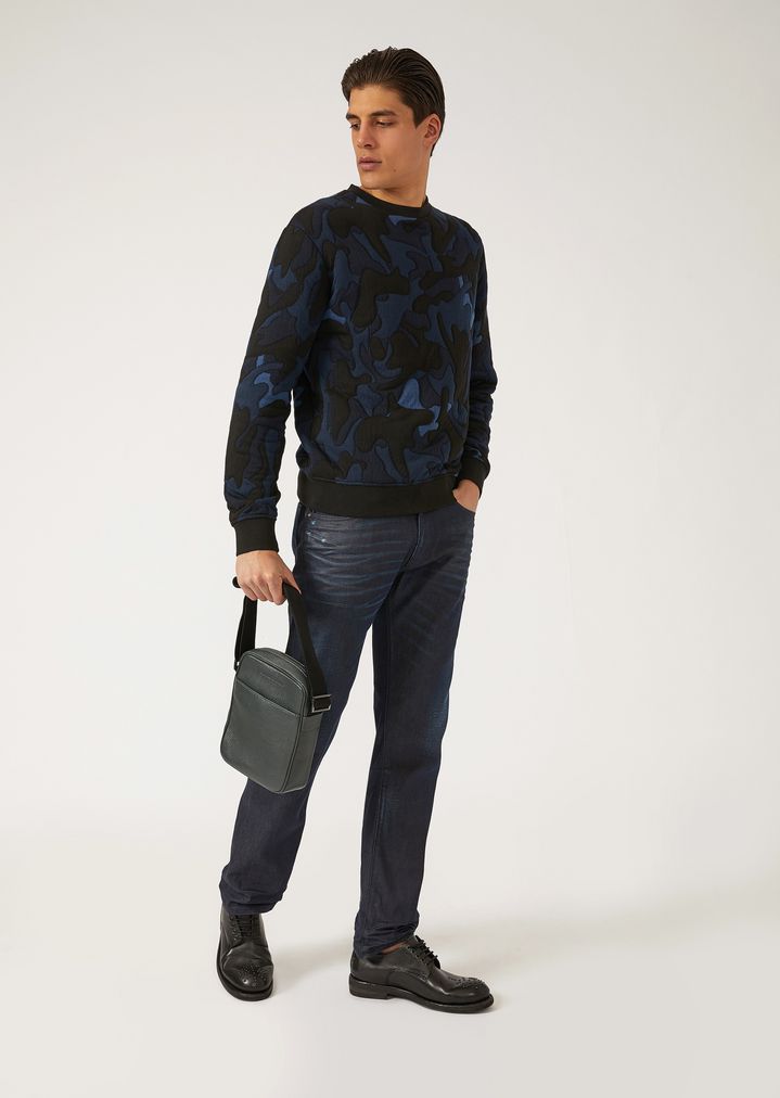 Bolso bandolera de piel granulada con logotipo grabado Bolso bandolera de piel granulada con logotipo grabado