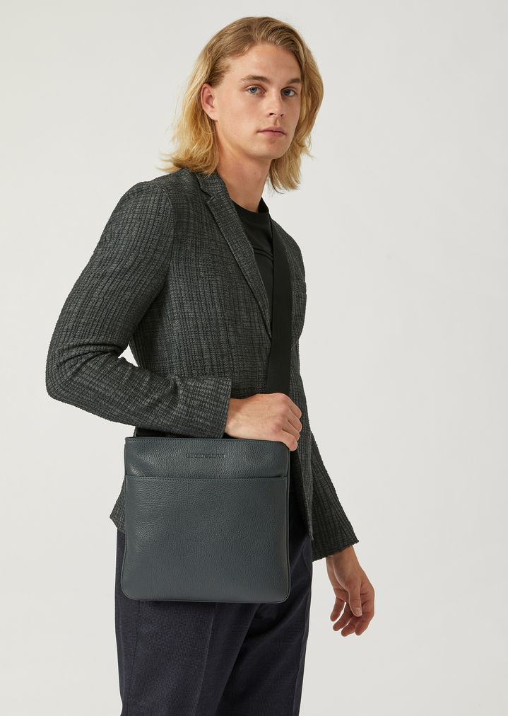 Bolso tipo cartera de piel granulada con bandolera en contraste Bolso tipo cartera de piel granulada con bandolera en contraste