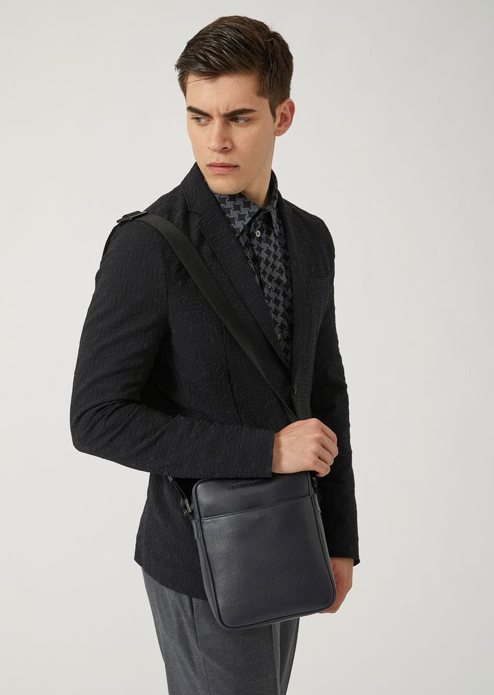 Bolso bandolera de piel granulada con logotipo grabado Bolso bandolera de piel granulada con logotipo grabado