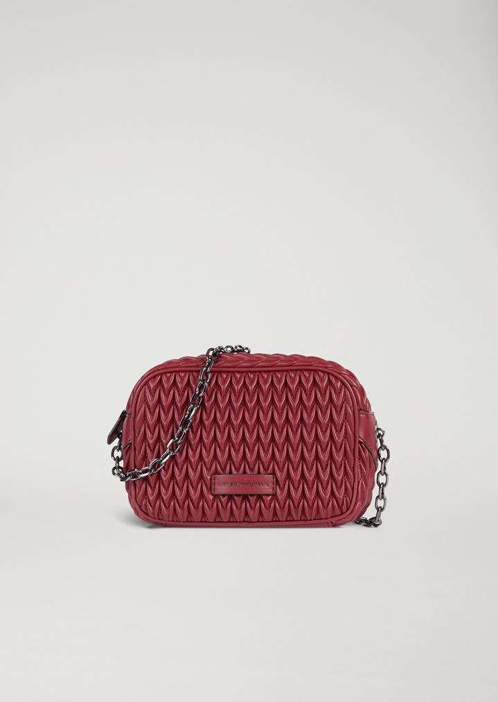 Minibolso de napa sintética pespuntada con motivo de gota Minibolso de napa sintética pespuntada con motivo de gota