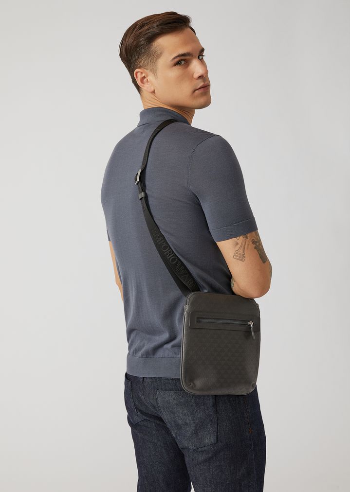 Bolso tipo cartera de piel con bandolera y el logotipo estampado por toda la superficie Bolso tipo cartera de piel con bandolera y el logotipo estampado por toda la superficie