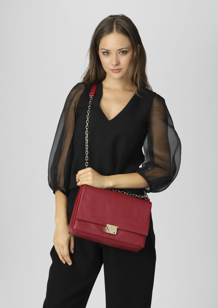 Bolso de piel abatanada con bandolera tipo cadena Bolso de piel abatanada con bandolera tipo cadena