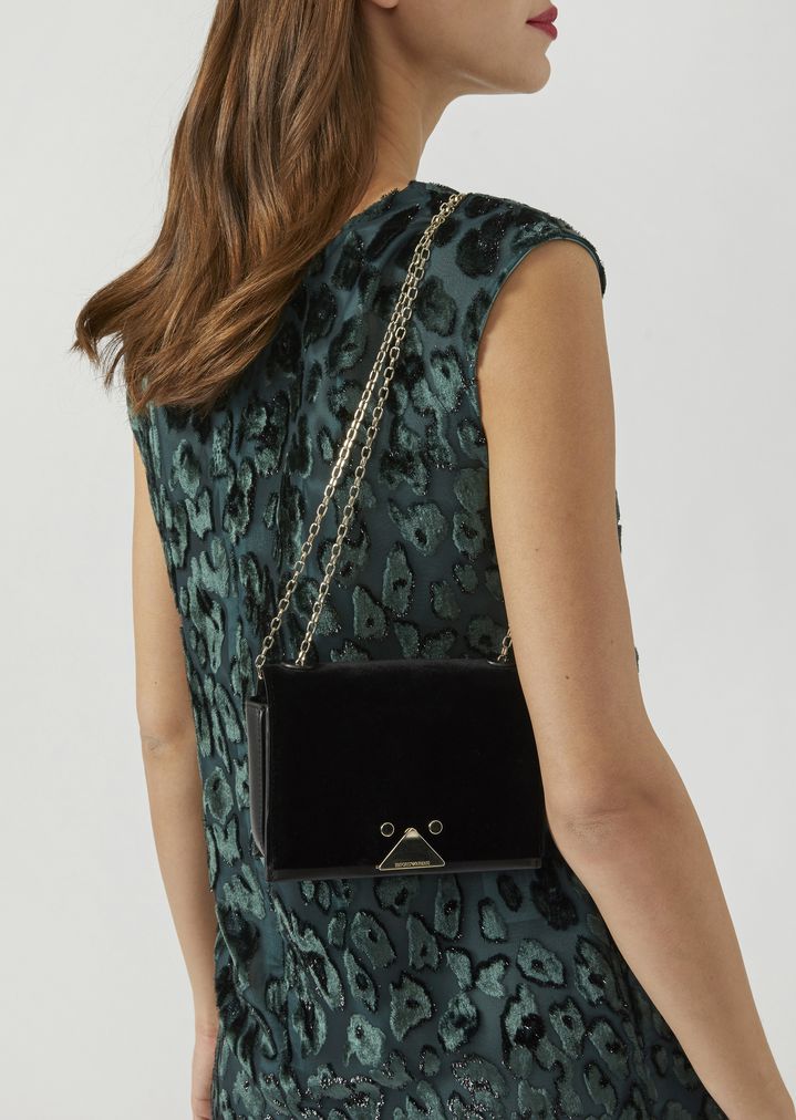 Minibolso de terciopelo y piel con cierre triangular Minibolso de terciopelo y piel con cierre triangular