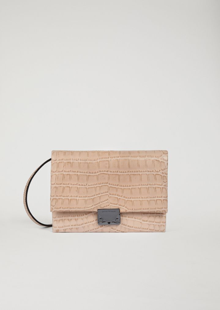 Clutch con bandolera de piel grabada y cierre triangular Clutch con bandolera de piel grabada y cierre triangular