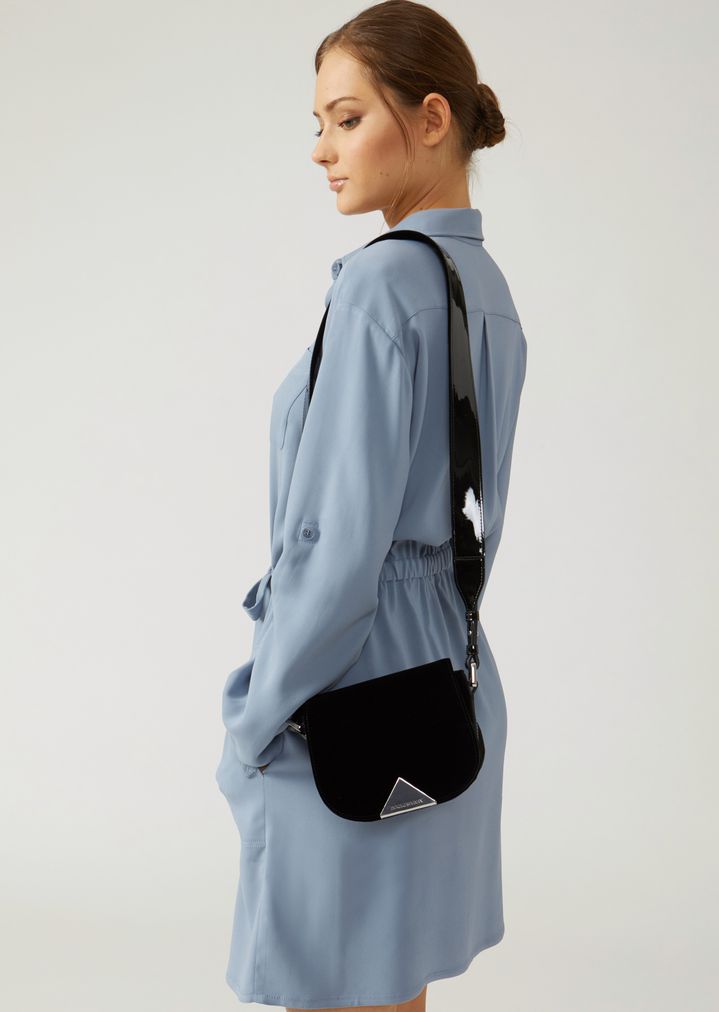 Bolso bandolera de terciopelo con detalle triangular metálico Bolso bandolera de terciopelo con detalle triangular metálico