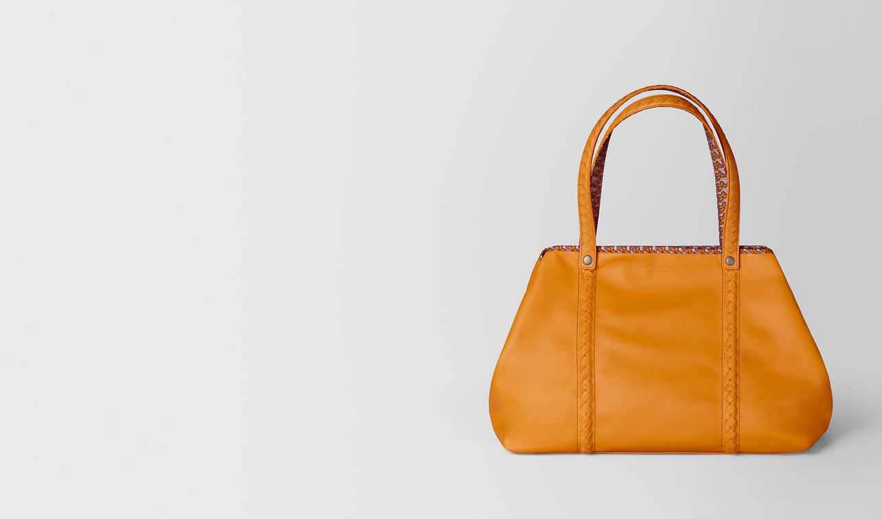medium tote in nappa and nylon
landing
