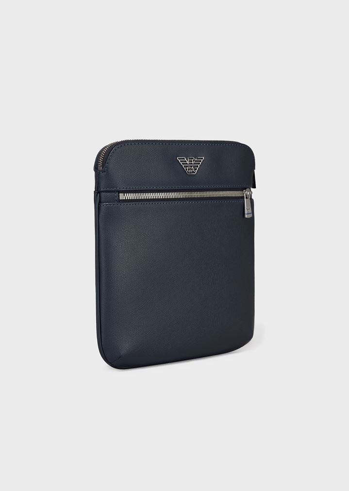 Kleine, flache Umhängetasche mit Logoschild Kleine, flache Umhängetasche mit Logoschild