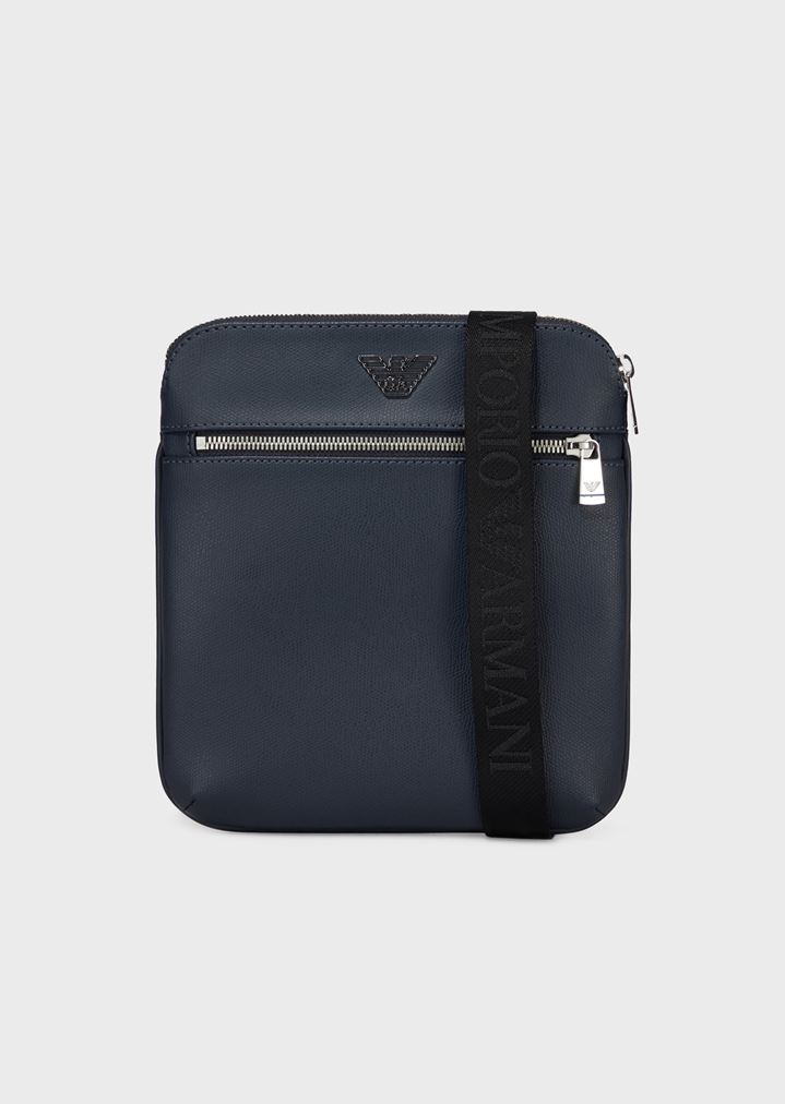 Kleine, flache Umhängetasche mit Logoschild Kleine, flache Umhängetasche mit Logoschild