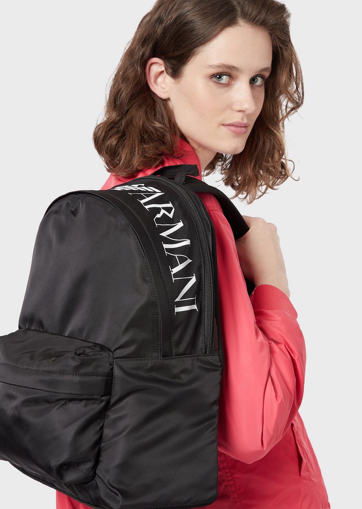 Mochila en tejido técnico de nailon con maxilogotipo superior Mochila en tejido técnico de nailon con maxilogotipo superior