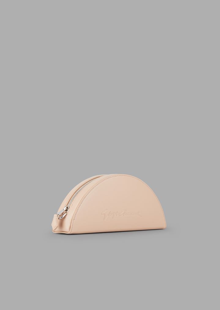 Pochette media luna de piel con firma grabada Pochette media luna de piel con firma grabada