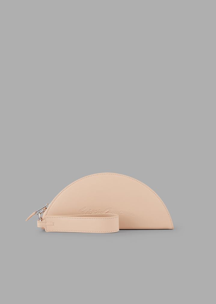 Pochette media luna de piel con firma grabada Pochette media luna de piel con firma grabada