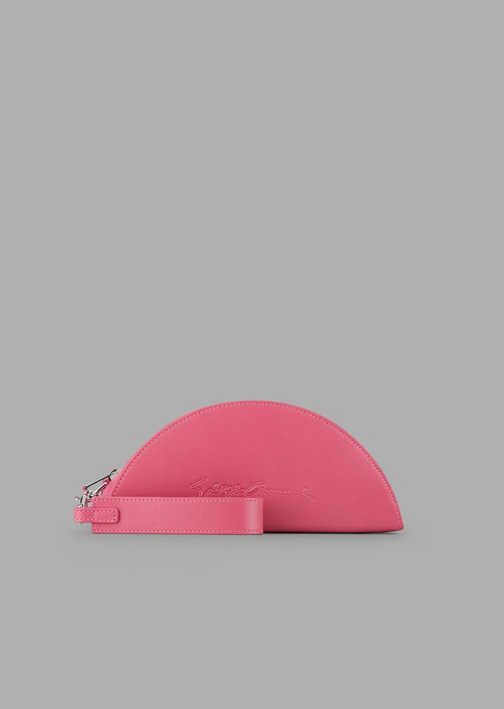 Pochette media luna de piel con firma grabada Pochette media luna de piel con firma grabada