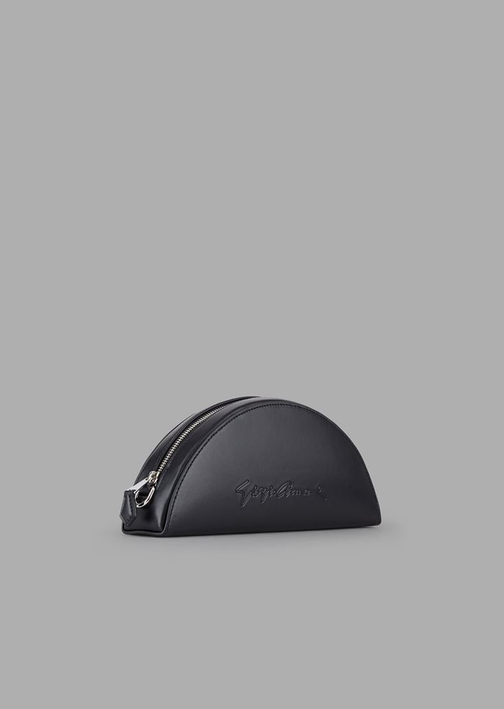 Pochette media luna de piel con firma grabada Pochette media luna de piel con firma grabada