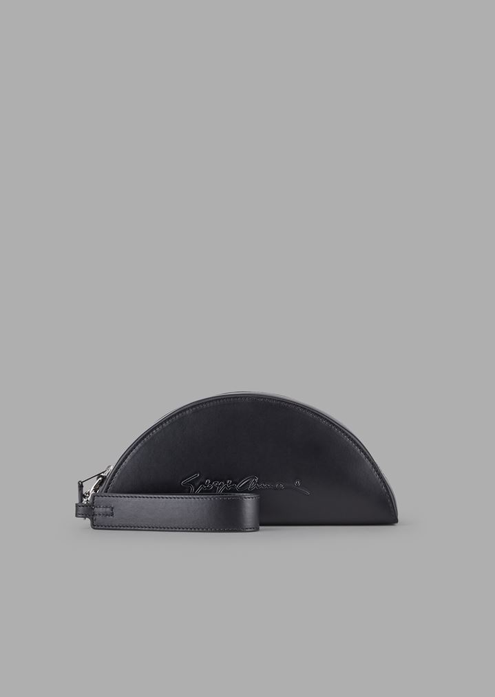 Pochette media luna de piel con firma grabada Pochette media luna de piel con firma grabada