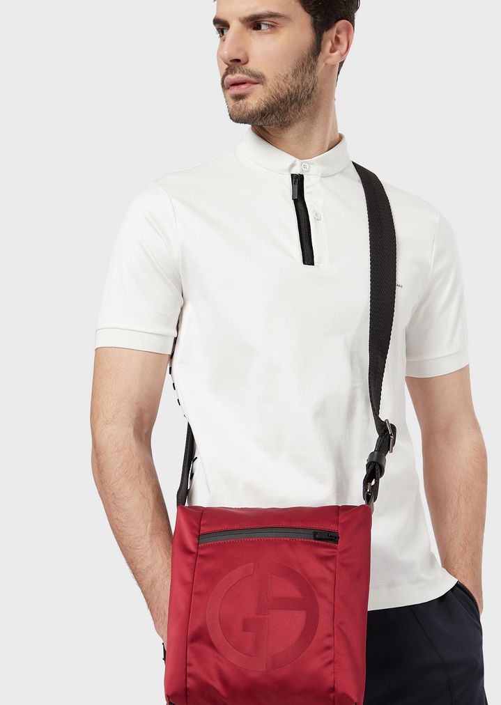 bolso-bandolera-con-logotipo-en-relieve-y-bolsillo-exterior bolso-bandolera-con-logotipo-en-relieve-y-bolsillo-exterior