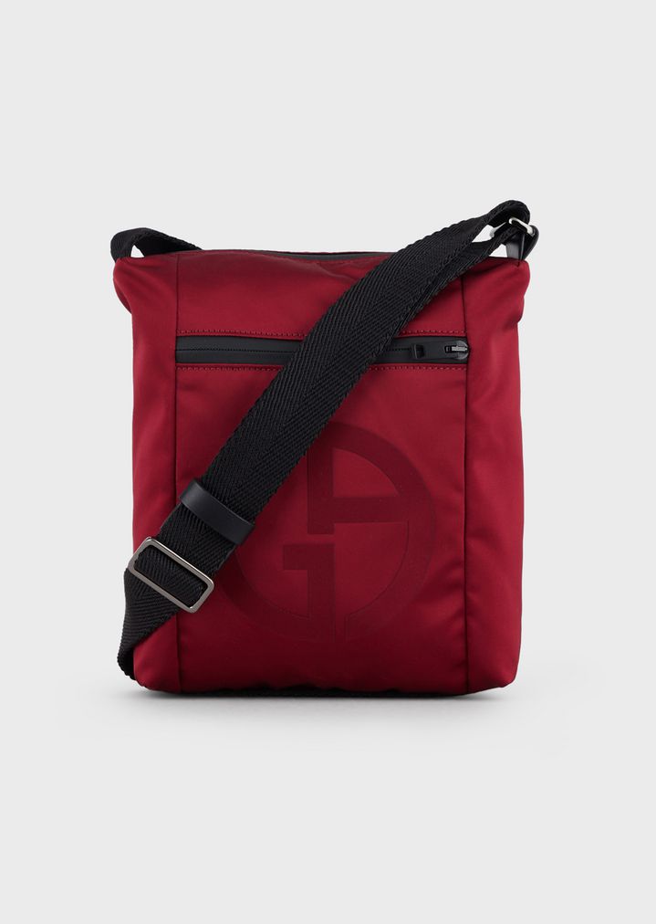 bolso-bandolera-con-logotipo-en-relieve-y-bolsillo-exterior bolso-bandolera-con-logotipo-en-relieve-y-bolsillo-exterior