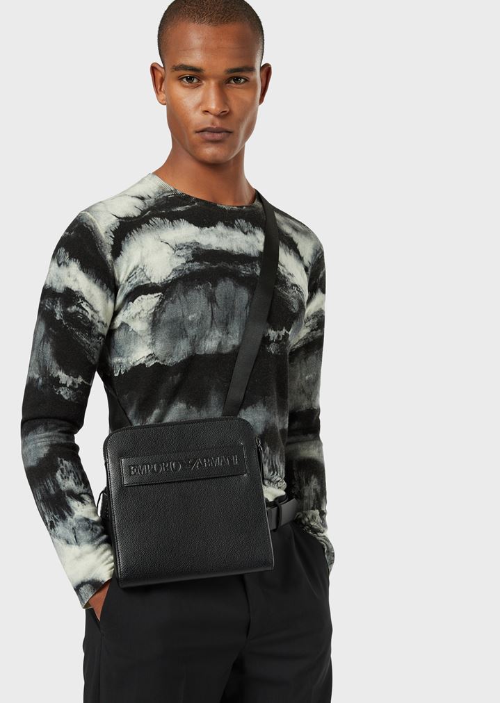 Flache Umhängetasche aus Faserkunstleder mit Relieflogo Flache Umhängetasche aus Faserkunstleder mit Relieflogo