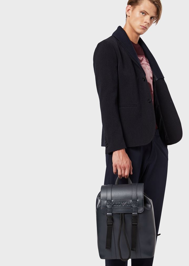 mochila-de-cuero-regenerado-con-logotipo-emporio-armani-impreso mochila-de-cuero-regenerado-con-logotipo-emporio-armani-impreso