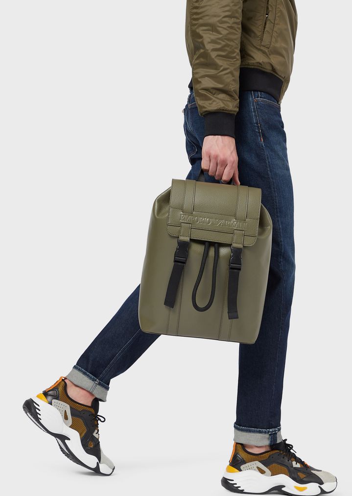 mochila-de-cuero-regenerado-con-logotipo-emporio-armani-impreso mochila-de-cuero-regenerado-con-logotipo-emporio-armani-impreso