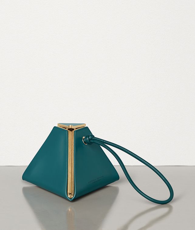 BOTTEGA VENETA 스파졸라토 카프스킨 피라미드 백 클러치 여성 fp