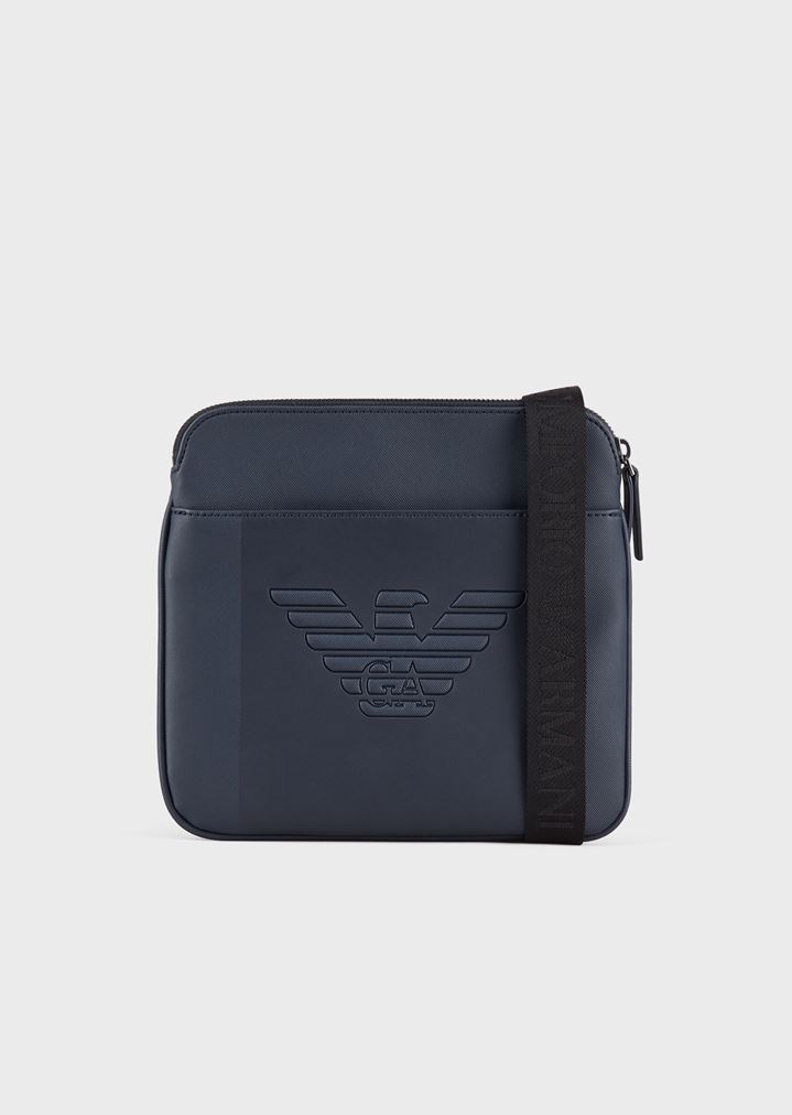 Kleine, flache Umhängetasche mit großem Adlerlogo Kleine, flache Umhängetasche mit großem Adlerlogo