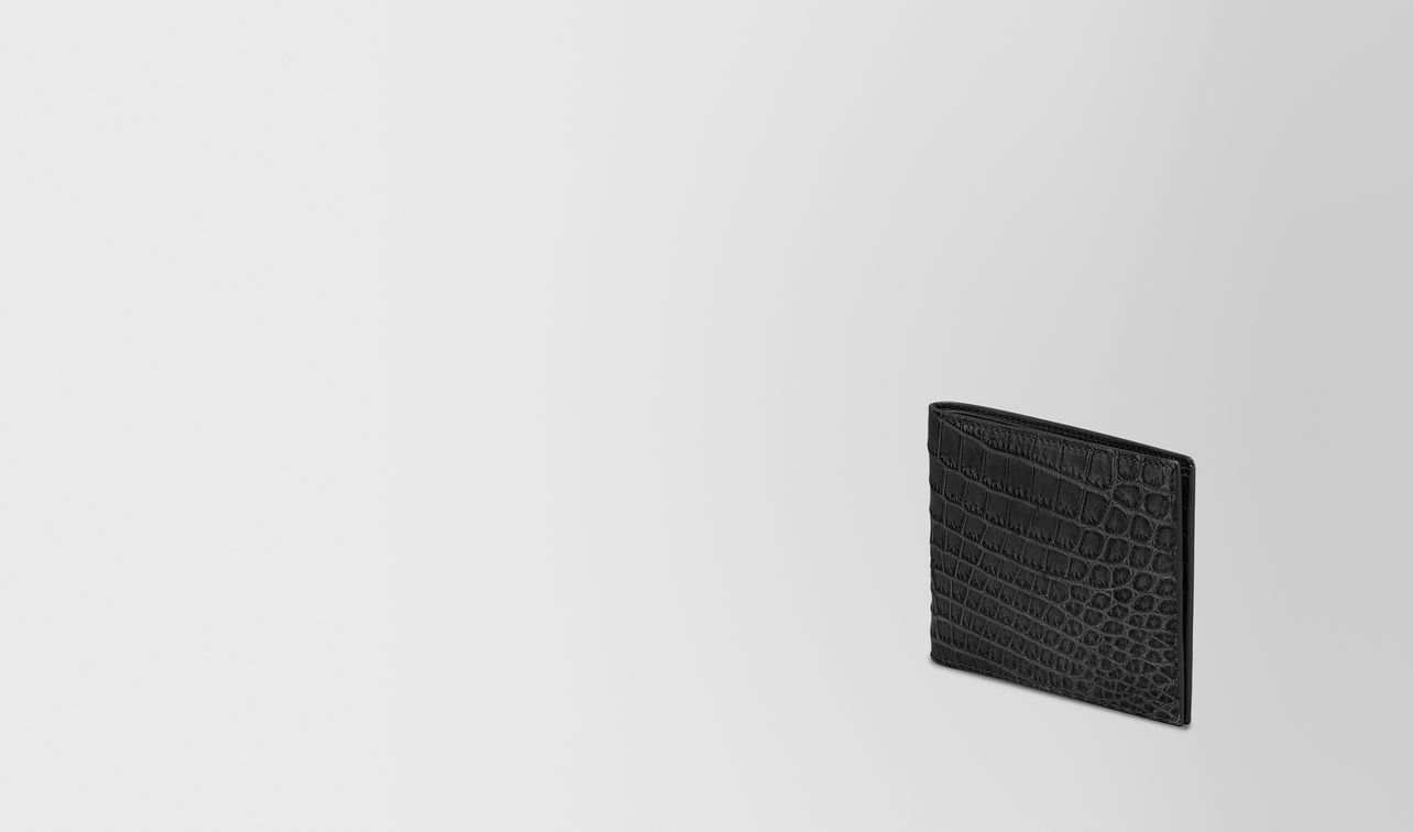 bi-fold wallet in nero crocodile landing
