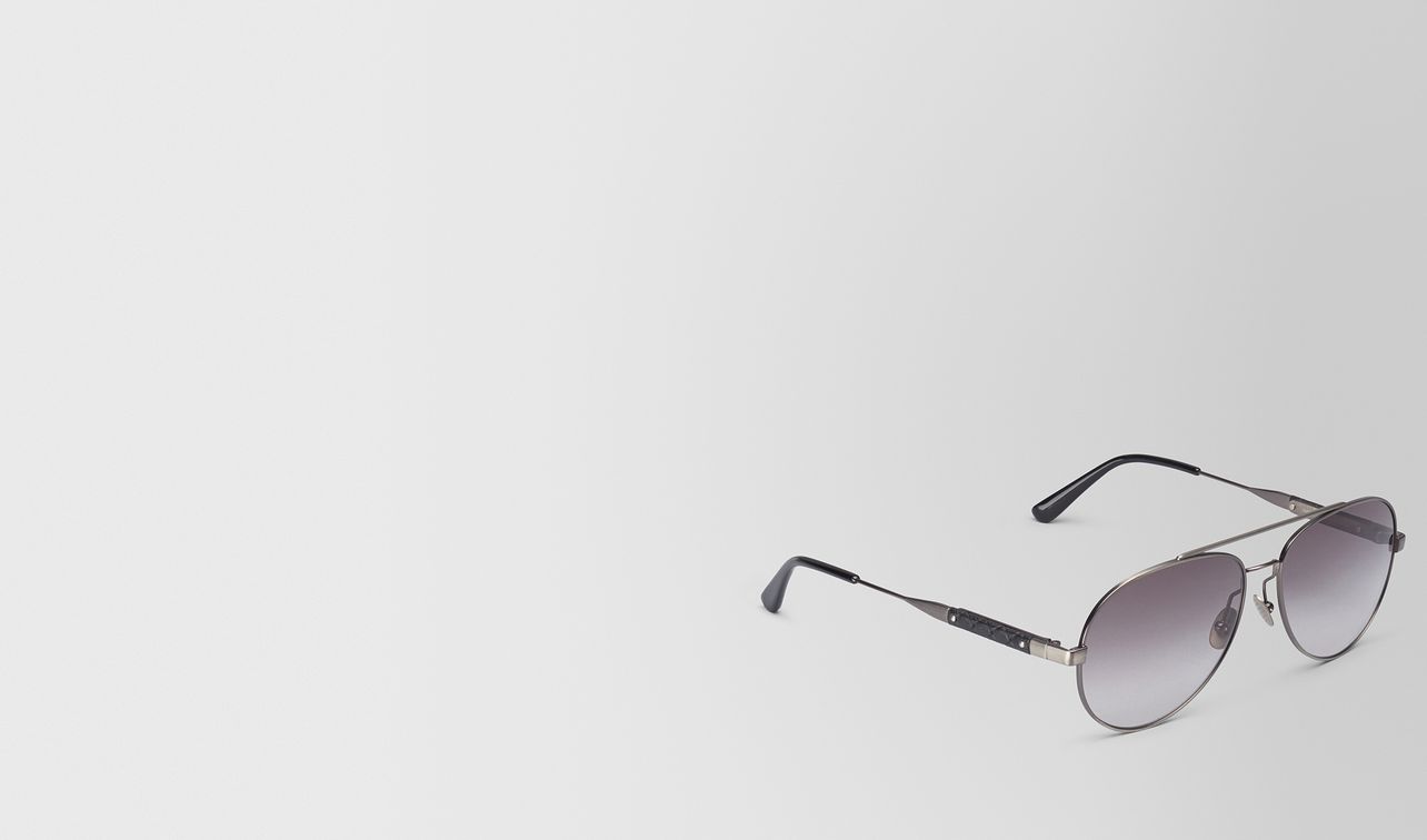 sunglasses in silver metal with grey lens landing