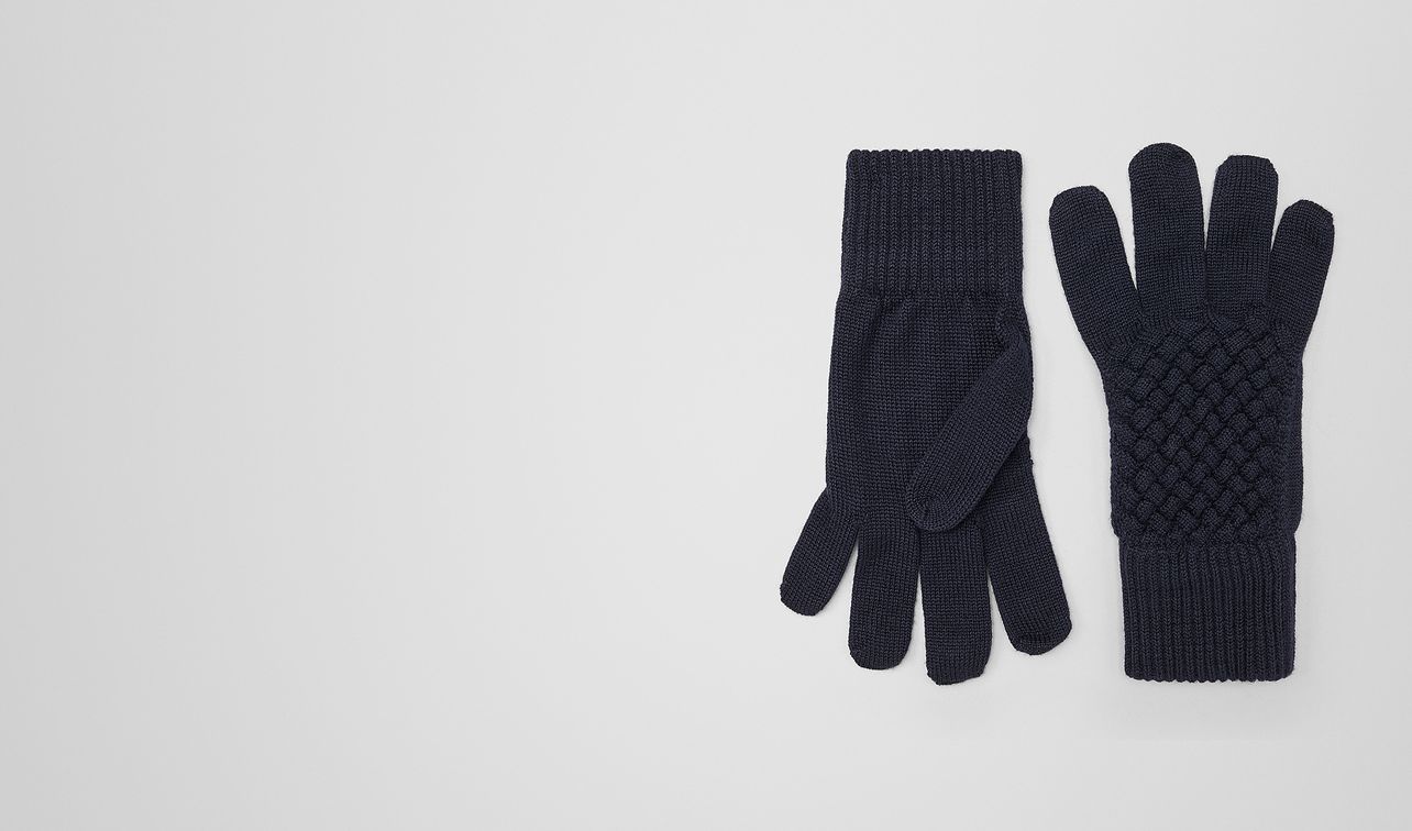 gloves in asphalt blue wool
landing