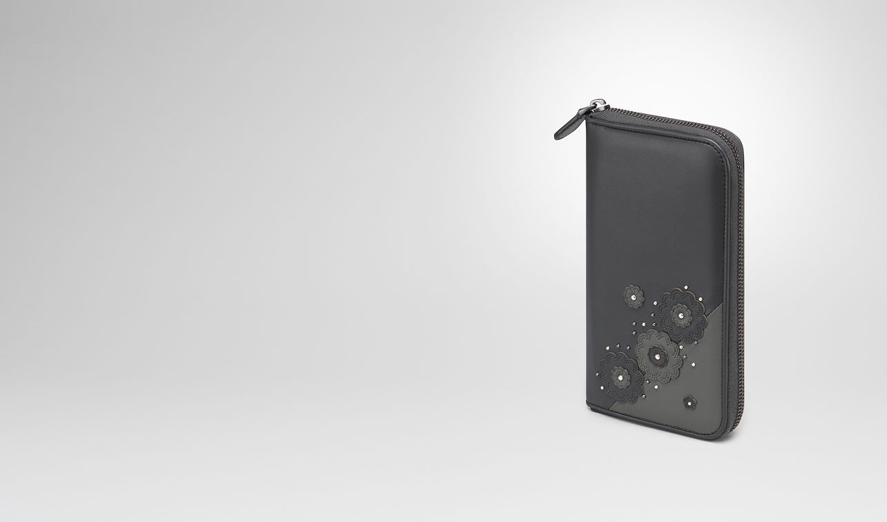 portemonnaie mit zip aus besticktem nappaleder in ardoise mit metallnieten-details landing