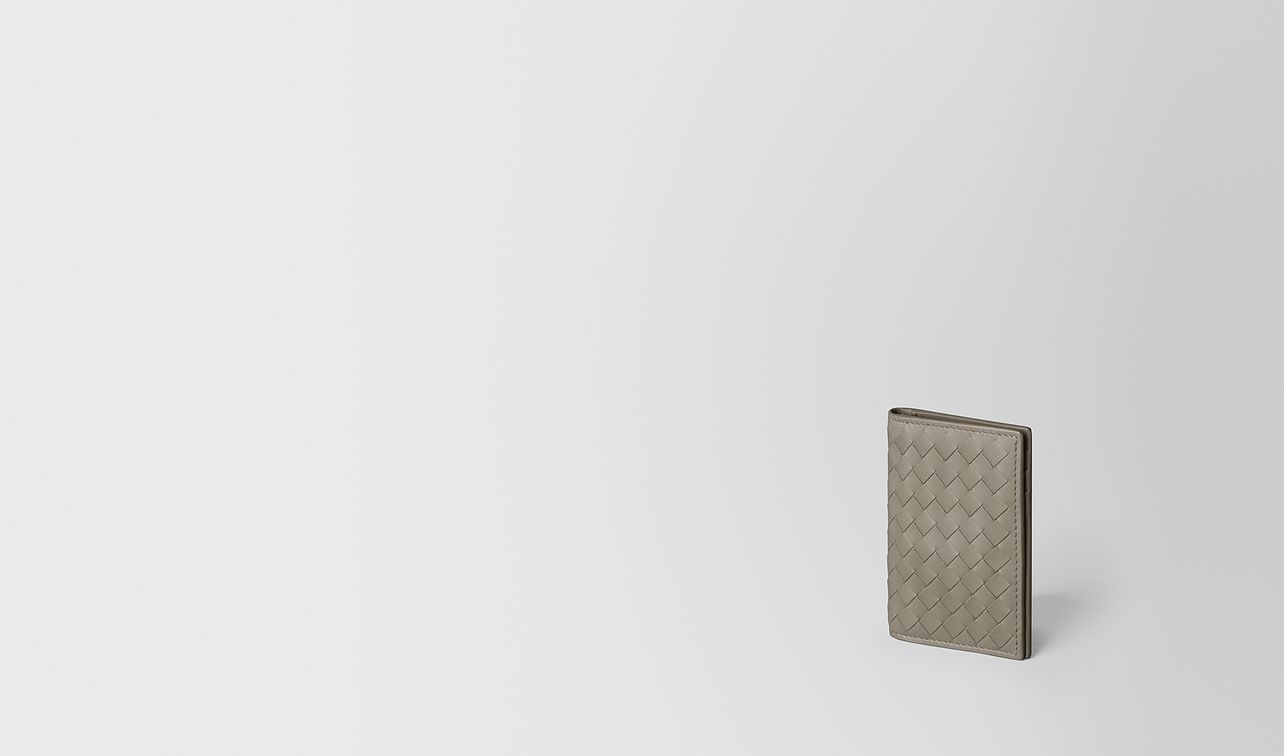 étui pour cartes en cuir vn intrecciato dark cement landing