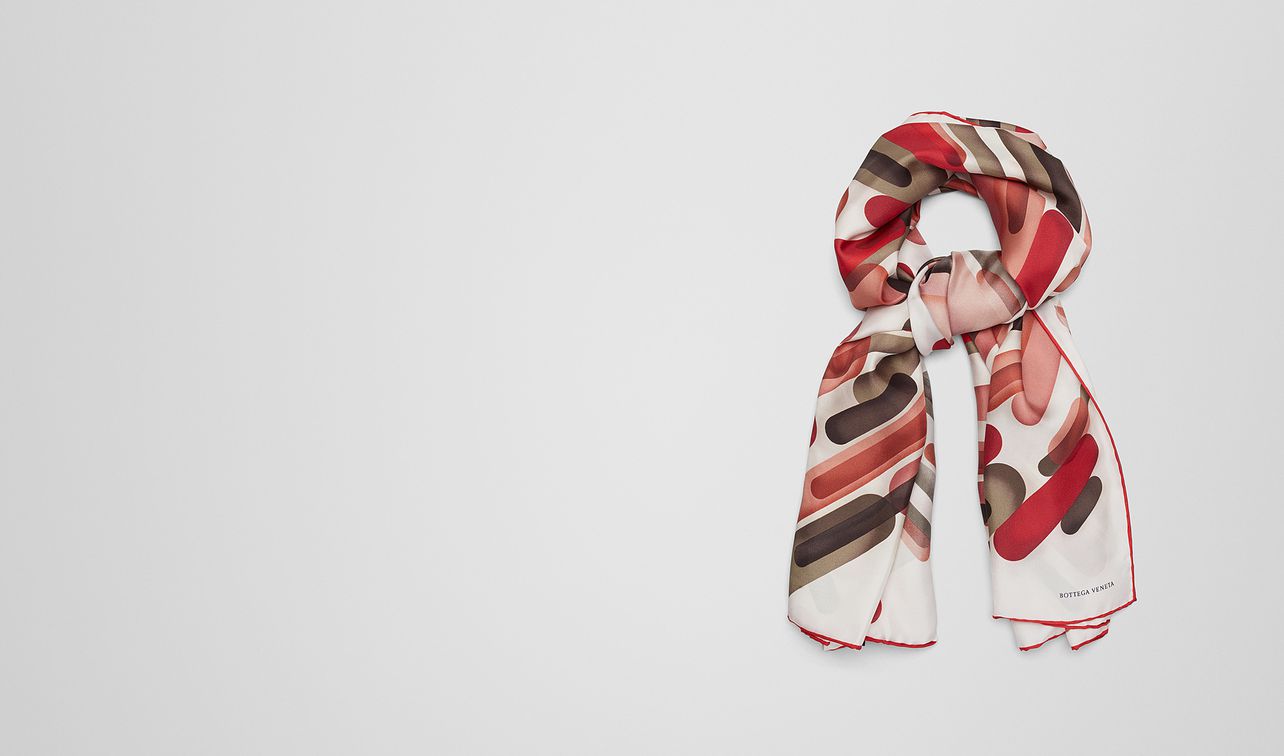 foulard en soie rouge landing