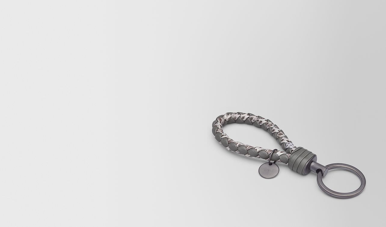 porte-clés en cuir nappa intrecciato/ayers new light grey
landing