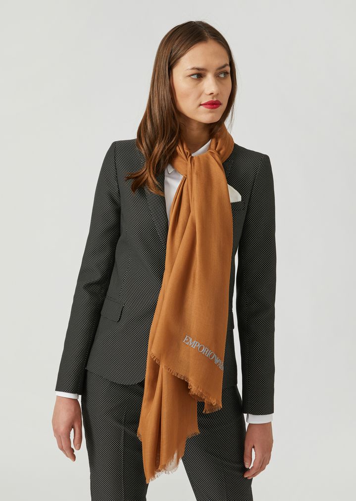 Pañuelo de modal con logotipo flocado Pañuelo de modal con logotipo flocado