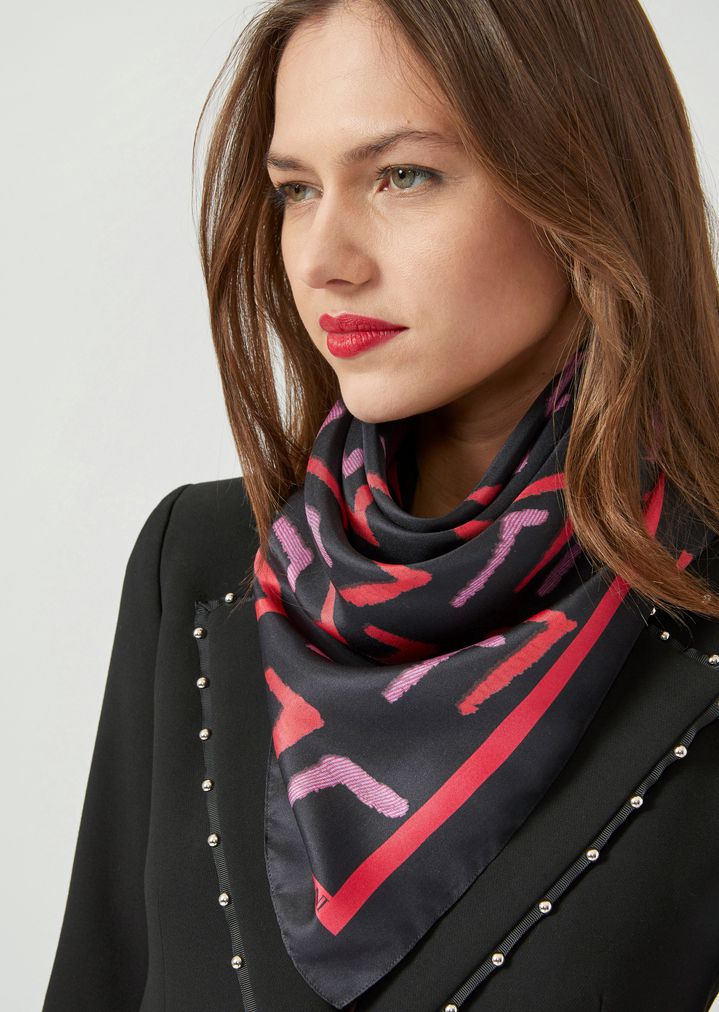 Pañuelo de pura seda con estampado geométrico Pañuelo de pura seda con estampado geométrico