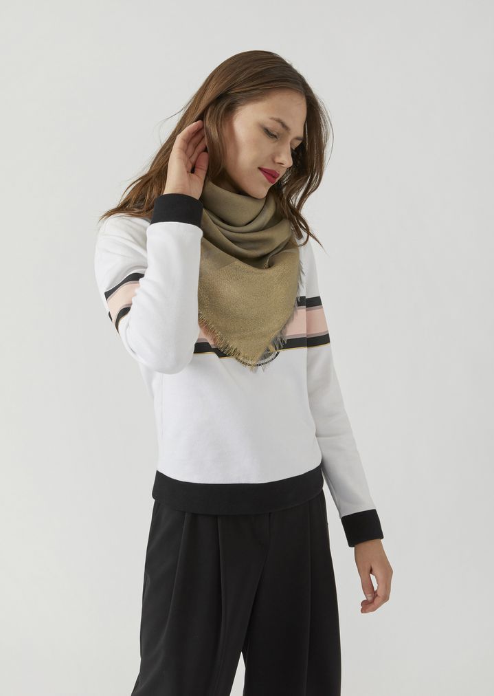 Pañuelo con logotipo por toda la superficie y banda lateral de lúrex Pañuelo con logotipo por toda la superficie y banda lateral de lúrex