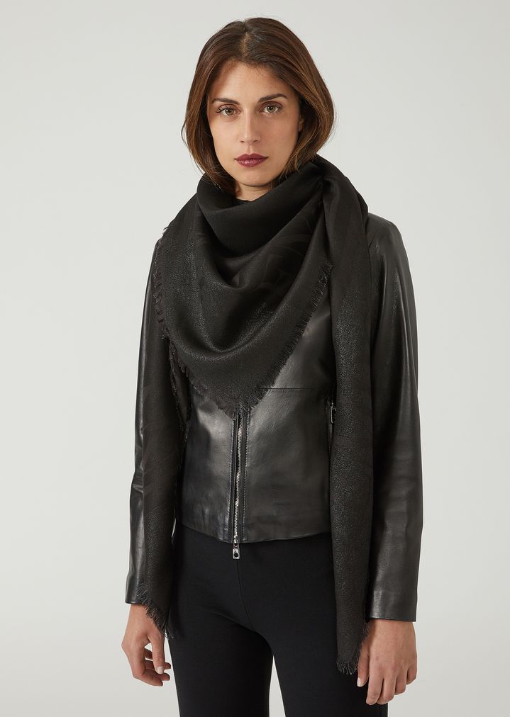 Pañuelo con logotipo por toda la superficie y banda lateral de lúrex Pañuelo con logotipo por toda la superficie y banda lateral de lúrex