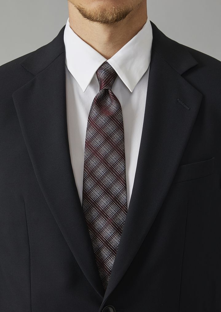 Corbata de seda con estampado de cuadros degradado Corbata de seda con estampado de cuadros degradado