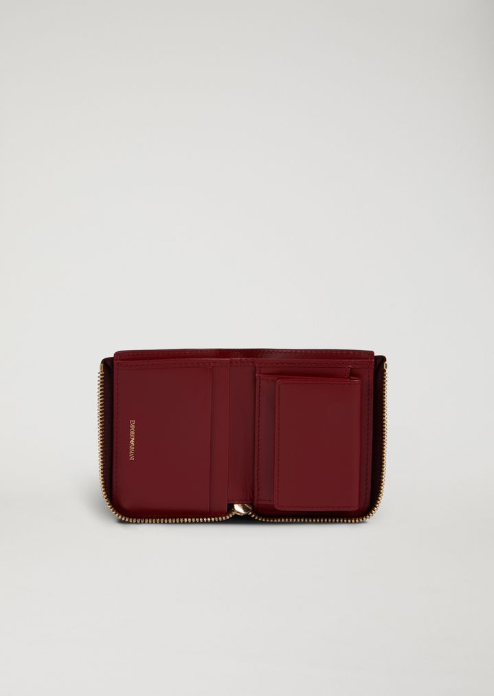 Minicartera con cremallera de piel con estampado de cocodrilo Minicartera con cremallera de piel con estampado de cocodrilo