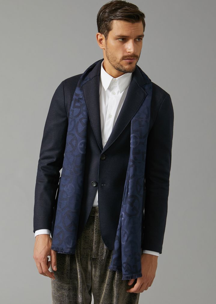 Estola de tejido de jacquard con logotipos GA Estola de tejido de jacquard con logotipos GA