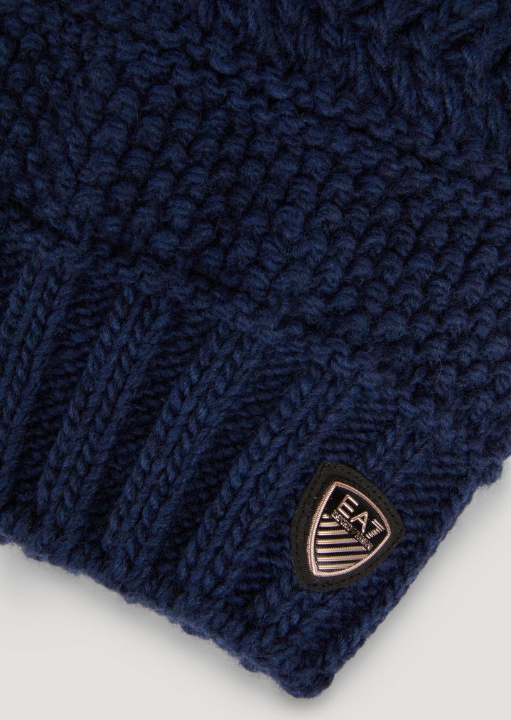 Gorro de punto labrado con pompón Gorro de punto labrado con pompón