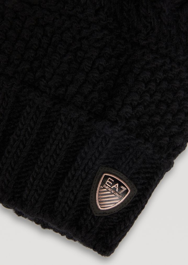 Gorro de punto labrado con pompón Gorro de punto labrado con pompón