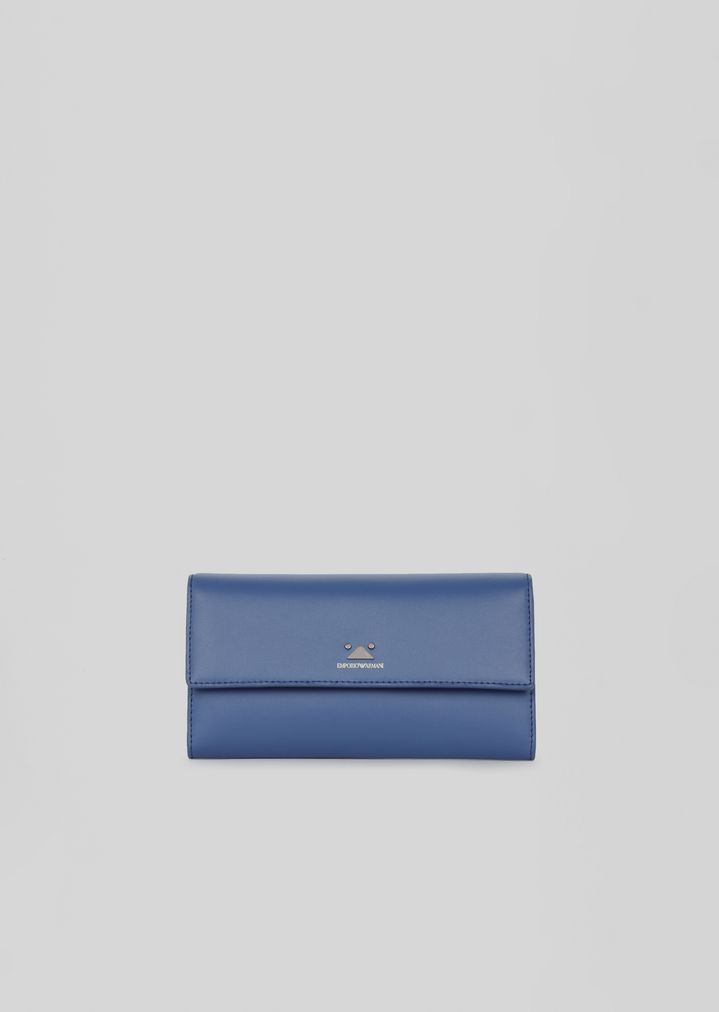 Cartera horizontal con botón y detalle de triángulo Cartera horizontal con botón y detalle de triángulo